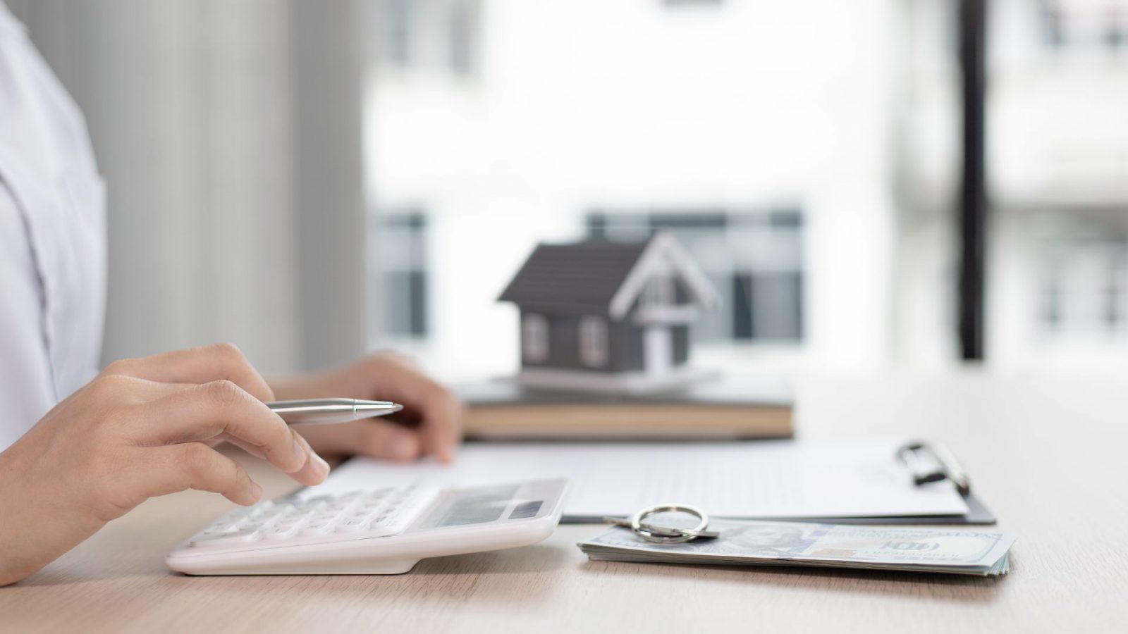 Gestor calculando el seguro del hogar de un cliente para garantizar la protección de su vivienda
