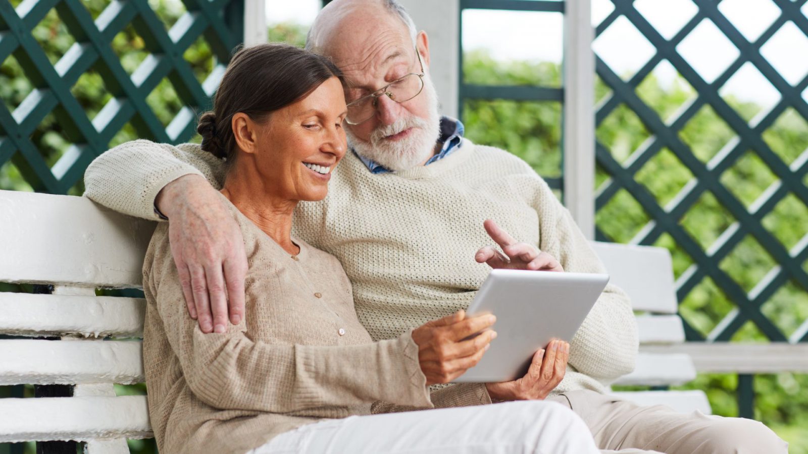 Pareja de personas mayores felices al haber obtenido su plan de pensiones