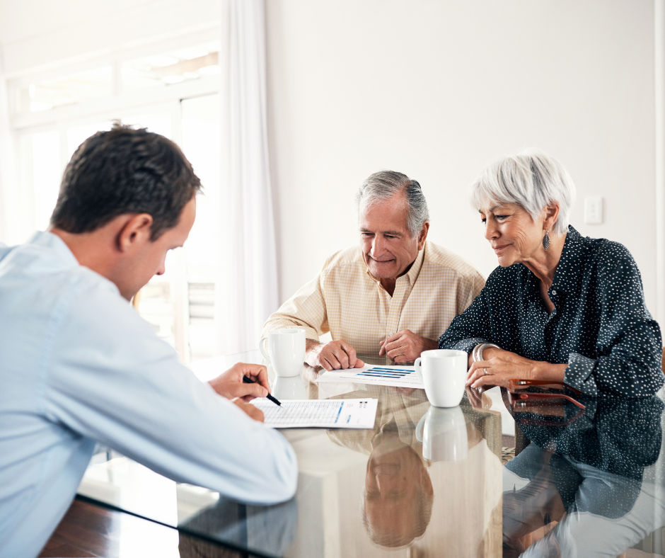 Gestor mostrando y asesorando a clientes el proceso del plan de jubilación